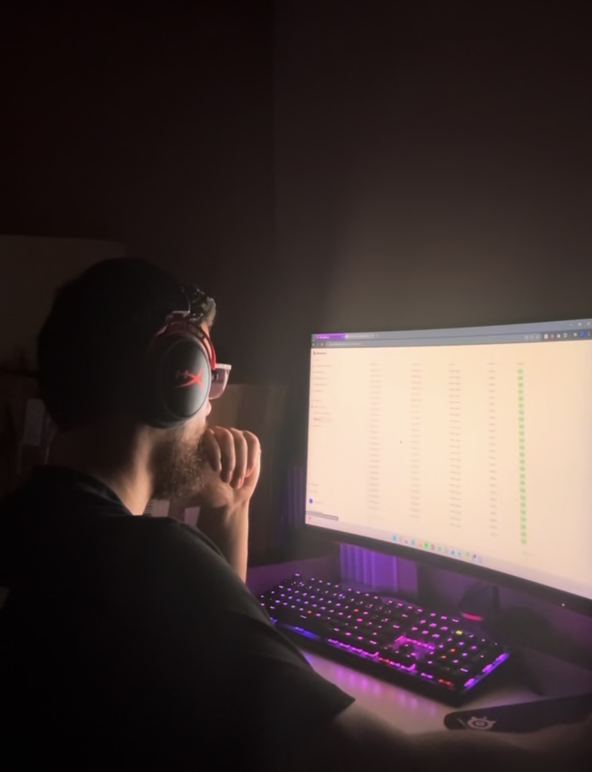 Lucas devant son ordinateur